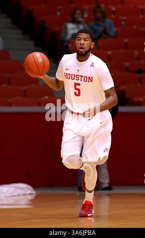 6. JANUAR 2015: Der Wachmann der University of Houston L.J. Rose #5 holt den Ball während des NCAA-Basketballspiels zwischen Houston und Central Florida vom Hofheinz Pavilion in Houston, Texas. (Bild: © Erik Williams/Cal Sport Media/ZUMAPRESS.com) Stockfoto