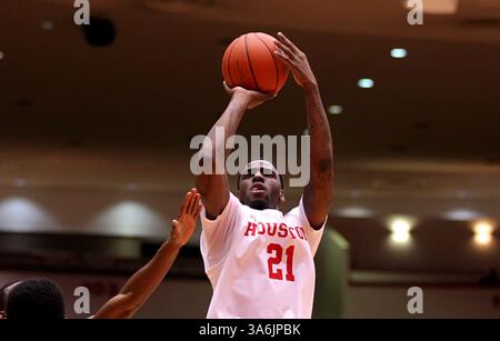 6. JANUAR 2015: Jherrod Stiggers #21 der University of Houston stürzt sich beim NCAA-Basketballspiel zwischen Houston und Central Florida vom Hofheinz Pavilion in Houston, Texas. (Bild: © Erik Williams/Cal Sport Media/ZUMAPRESS.com) Stockfoto
