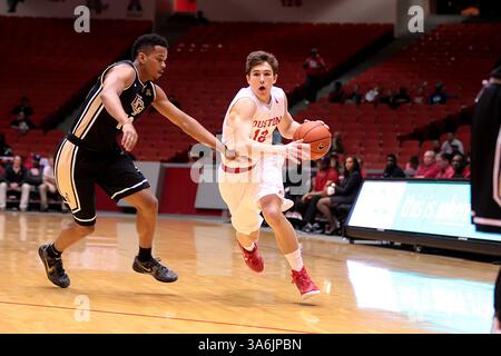 6. JANUAR 2015: Wes VanBeck #12 der University of Houston fährt während des NCAA-Basketballspiels zwischen Houston und Central Florida vom Hofheinz Pavilion in Houston, Texas, in Richtung Korb. (Bild: © Erik Williams/Cal Sport Media/ZUMAPRESS.com) Stockfoto
