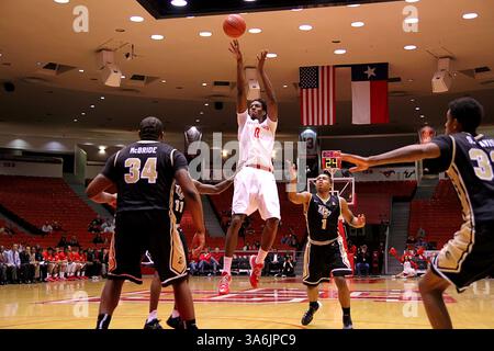 6. JANUAR 2015: Danrad Knowles #0 der University of Houston macht einen Mittelklassesprung während des NCAA-Basketballspiels zwischen Houston und Central Florida vom Hofheinz Pavilion in Houston, Texas. (Bild: © Erik Williams/Cal Sport Media/ZUMAPRESS.com) Stockfoto