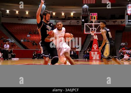 6. JANUAR 2015: Der Wachmann der University of Houston LeRon Barnes #4 fährt während des NCAA-Basketballspiels zwischen Houston und Central Florida vom Hofheinz Pavilion in Houston, Texas, in Richtung Korb. (Bild: © Erik Williams/Cal Sport Media/ZUMAPRESS.com) Stockfoto