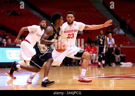 6. JANUAR 2015: Der Wachmann der University of Houston Eric Weary #23 wird während des NCAA-Basketballspiels zwischen Houston und Central Florida vom Hofheinz Pavilion in Houston, Texas, verteidigt. (Bild: © Erik Williams/Cal Sport Media/ZUMAPRESS.com) Stockfoto