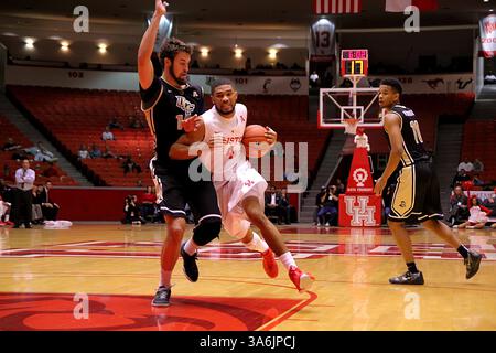6. JANUAR 2015: Der Wachmann der University of Houston LeRon Barnes #4 fährt während des NCAA-Basketballspiels zwischen Houston und Central Florida vom Hofheinz Pavilion in Houston, Texas, in Richtung Korb. (Bild: © Erik Williams/Cal Sport Media/ZUMAPRESS.com) Stockfoto