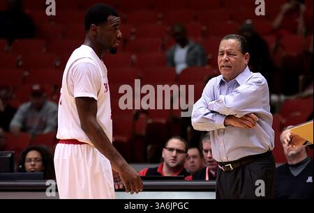 6. JANUAR 2015: Jherrod Stiggers #21 der University of Houston spricht mit Kelvin Sampson, Cheftrainer der University of Houston, während des NCAA-Basketballspiels zwischen Houston und Central Florida vom Hofheinz Pavilion in Houston, Texas. Central Florida gewann 79-78 in Überstunden. (Bild: © Erik Williams/Cal Sport Media/ZUMAPRESS.com) Stockfoto