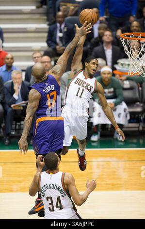 6. Januar 2015: Brandon Knight (11) von Milwaukee Bucks (17) übertrifft Phoenix Suns Forward P.J. Tucker (17) für einen Slam Dunk während des NBA-Spiels zwischen den Phoenix Suns und den Milwaukee Bucks im BMO Harris Bradley Center in Milwaukee, WI. Suns besiegte die Bucks 102-96. John Fisher/CSM(Bild: © John Fisher/Cal Sport Media/ZUMAPRESS.com) Stockfoto