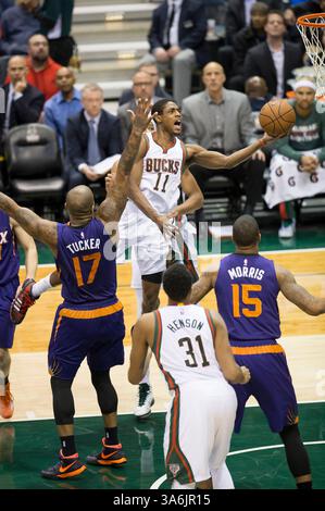 6. Januar 2015: Brandon Knight (11) von Milwaukee Bucks trifft im BMO Harris Bradley Center in Milwaukee, WI, während des NBA-Spiels zwischen den Phoenix Suns und den Milwaukee Bucks. Suns besiegte die Bucks 102-96. John Fisher/CSM(Bild: © John Fisher/Cal Sport Media/ZUMAPRESS.com) Stockfoto