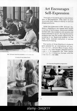 Diese Ausgabe 1968 des Wahian Washburn Jahrbuchs 68 beschreibt die Aktivitäten, Veranstaltungen und das Leben der Schüler aus dem Schuljahr 1967-1968. Das Jahrbuch hebt die Beiträge afroamerikanischer Studenten hervor und spiegelt die kulturelle Vielfalt der Washburn High School wider. Stockfoto