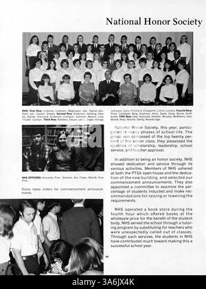 Das Wahian Washburn Jahrbuch 68 von 1968 dokumentiert die akademischen und außerschulischen Aktivitäten der Washburn High School und hebt die wichtigsten Schülerleistungen, Vereine, Leichtathletik und die aktive Rolle afroamerikanischer Schüler in der Schulkultur hervor. Stockfoto