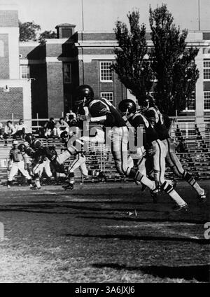 Das Wahian Washburn Jahrbuch 1968 '68 fängt wichtige Momente aus dem Schuljahr 1967-1968 an der Washburn High School ein und dokumentiert das Leben der Schüler, Lehrkräfte, Leichtathletik, Clubs, und Events. Sie betont die Beteiligung und den Beitrag afroamerikanischer Schüler in der Schulgemeinschaft. Stockfoto