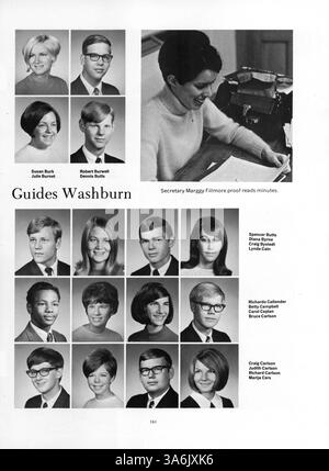Diese Ausgabe des Wahian Washburn Jahrbuchs 68 zeigt die Vielfalt der Studentenclubs, Leichtathletik, Lehrkräfte und wichtigen Veranstaltungen aus dem akademischen Jahr 1967-1968. Das Jahrbuch hebt den bedeutenden Einfluss afroamerikanischer Schüler auf das Schulleben und ihren Beitrag zur Gemeinschaft hervor. Stockfoto