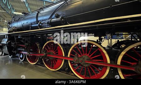 Nahaufnahme einer schwarzen Dampfeisenbahn mit großen roten und weißen Rädern. Details der Zugmaschinen sind im National Railway Museum York zu sehen. Stockfoto