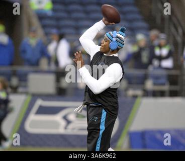 10. Januar 2015 - Seattle, WA, USA - Carolina Panthers Quarterback Cam Newton wärmt sich auf, bevor sie am Samstag, 10. Januar 2015 die Seattle Seahawks in der NFC Division Playoff Action im CenturyLink Field in Seattle spielte. (Bild: © David T. Foster/TNS/ZUMA Wire) Stockfoto