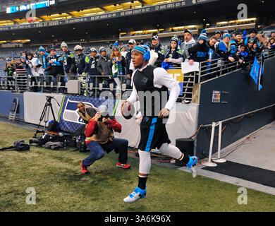 10. Januar 2015 - Seattle, WA, USA - Carolina Panthers Quarterback Cam Newton macht sich auf das Feld, um sich aufzuwärmen, bevor sie am Samstag, 10. Januar 2015 im CenturyLink Field in Seattle die Seattle Seahawks in der NFC Division Playoff Action spielen. (Abbildung: © Jeff SINER/TNS/ZUMA Wire) Stockfoto