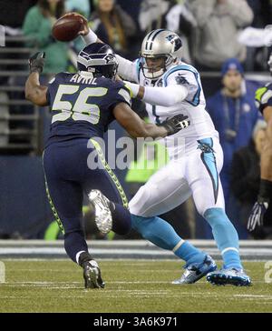 10. Januar 2015 - Seattle, WA, USA - Carolina Panthers Quarterback Cam Newton (1) wird von den Seattle Seahawks Cliff Avril (56) im ersten Quartal der NFC Division Playoff Action im CenturyLink Field in Seattle am Samstag, 10. Januar 2015 unter Druck gesetzt. (Bild: © David T. Foster/TNS/ZUMA Wire) Stockfoto