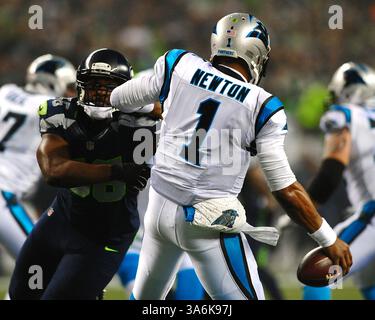 10. Januar 2015 - Seattle, WA, USA - Carolina Panthers Quarterback Cam Newton (1) wird von den Seattle Seahawks Cliff Avril (56) während des ersten Quartals der NFC Divisional Playoff Action im CenturyLink Field in Seattle am Samstag, 10. Januar 2015 unter Druck gesetzt. (Abbildung: © Jeff SINER/TNS/ZUMA Wire) Stockfoto