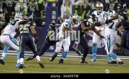 10. Januar 2015 - Seattle, WA, USA - Carolina Panthers Running Back Jonathan Stewart (28) bricht im ersten Quartal im CenturyLink Field in Seattle, 10. Januar 2015, gegen Bobby Wagner (54) der Seattle Seahawks auf. (Bild: © David T. Foster/TNS/ZUMA Wire) Stockfoto