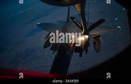 Ein F-15E Strike Eagle der US Air Force wird am 12. März 2025 über dem Zentralkommando der USA betankt. Das F-15E Strike Eagle Flugzeug Stockfoto