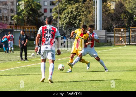Bogota, Kolumbien. März 2025. BetPlay Dimayor League Spiel zwischen Bogota F.. C und Patriotas in Bogota, Colombias Techo Stadion, 24. März 2025. Foto: Sergio Ramirez Lesmes/Long Visual Press Credit: Long Visual Press/Alamy Live News Stockfoto