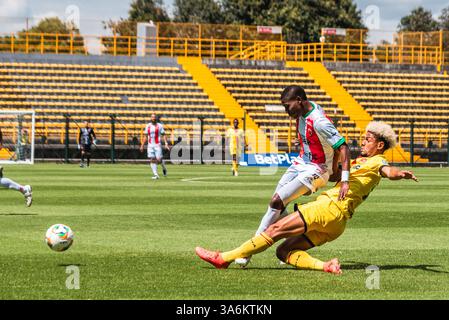 Bogota, Kolumbien. März 2025. BetPlay Dimayor League Spiel zwischen Bogota F.. C und Patriotas in Bogota, Colombias Techo Stadion, 24. März 2025. Foto: Sergio Ramirez Lesmes/Long Visual Press Credit: Long Visual Press/Alamy Live News Stockfoto