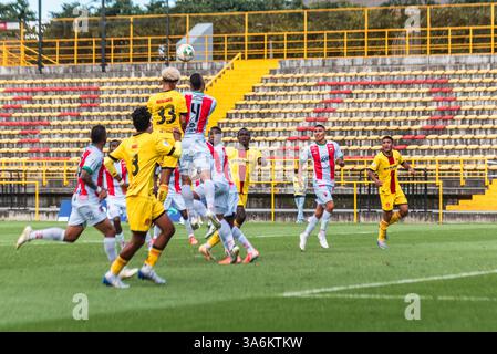 Bogota, Kolumbien. März 2025. BetPlay Dimayor League Spiel zwischen Bogota F.. C und Patriotas in Bogota, Colombias Techo Stadion, 24. März 2025. Foto: Sergio Ramirez Lesmes/Long Visual Press Credit: Long Visual Press/Alamy Live News Stockfoto
