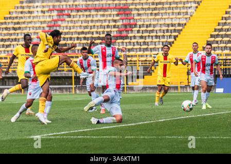 Bogota, Kolumbien. März 2025. BetPlay Dimayor League Spiel zwischen Bogota F.. C und Patriotas in Bogota, Colombias Techo Stadion, 24. März 2025. Foto: Sergio Ramirez Lesmes/Long Visual Press Credit: Long Visual Press/Alamy Live News Stockfoto
