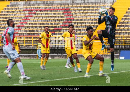 Bogota, Kolumbien. März 2025. BetPlay Dimayor League Spiel zwischen Bogota F.. C und Patriotas in Bogota, Colombias Techo Stadion, 24. März 2025. Foto: Sergio Ramirez Lesmes/Long Visual Press Credit: Long Visual Press/Alamy Live News Stockfoto