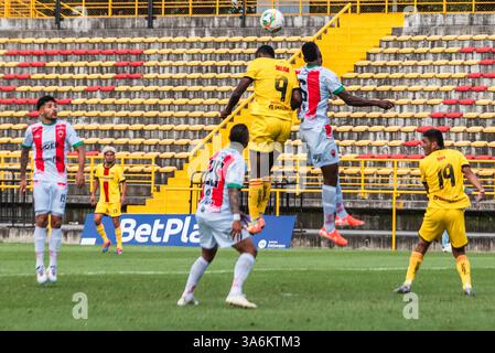 Bogota, Kolumbien. März 2025. BetPlay Dimayor League Spiel zwischen Bogota F.. C und Patriotas in Bogota, Colombias Techo Stadion, 24. März 2025. Foto: Sergio Ramirez Lesmes/Long Visual Press Credit: Long Visual Press/Alamy Live News Stockfoto