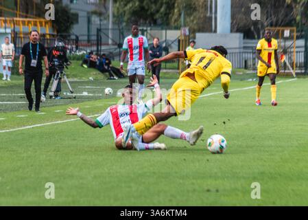 Bogota, Kolumbien. März 2025. BetPlay Dimayor League Spiel zwischen Bogota F.. C und Patriotas in Bogota, Colombias Techo Stadion, 24. März 2025. Foto: Sergio Ramirez Lesmes/Long Visual Press Credit: Long Visual Press/Alamy Live News Stockfoto