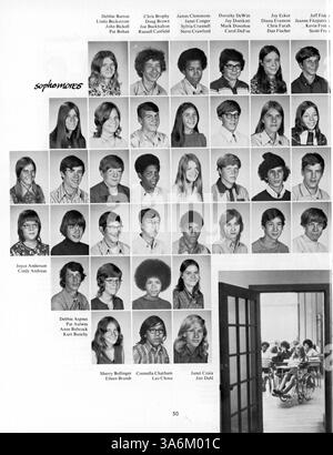 Das Marshall University Yearbook 1972 spiegelt die Leistungen und Aktivitäten der Studierenden und der Fakultät während des akademischen Jahres 1971-1972 wider. Sie hebt Leichtathletik, Vereine, akademische Veranstaltungen und andere Meilensteine in der Schule hervor. Stockfoto