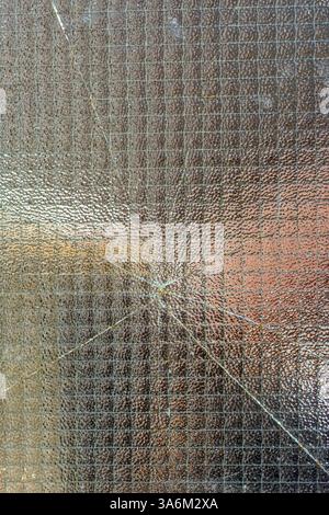 Beschädigung des verstärkten Glases. Konzept für Einbruch- oder Glasversicherung Stockfoto