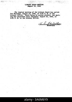 Dieses Dokument aus dem Jahr 1942 enthält das Protokoll der Sitzungen des Verwaltungsrats der Minneapolis Public Library, das sich auf Budgetdiskussionen, Bibliotheksprogramme und Gemeindekontakte konzentriert. Stockfoto