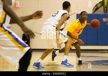 Februar 2015 - Tampa, Florida, USA - EVE EDELHEIT | Times. Largo's Julian Cooney (4) dribbelt den Ball während des Basketballspiels an der Jefferson High School in Tampa am Donnerstag, den 12. Februar 2015. (Bild: © Eve Edelheit/Tampa Bay Times/ZUMA Wire) Stockfoto