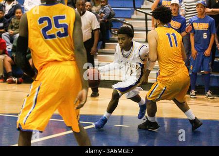Februar 2015 - Tampa, Florida, USA - EVE EDELHEIT | Times. Vernon Jackson von Jefferson (11) dribbelt den Ball während des Basketballspiels an der Jefferson High School in Tampa am Donnerstag, den 12. Februar 2015. (Bild: © Eve Edelheit/Tampa Bay Times/ZUMA Wire) Stockfoto