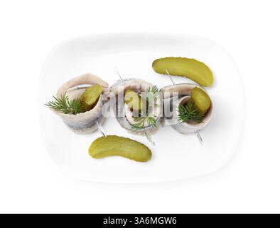 Köstliche Heringsbrötchen mit Gurken und Dill isoliert auf weiß, Blick von oben Stockfoto