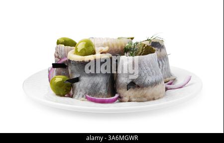Köstliche Heringsbrötchen mit Oliven, Gurken, Dill und Zwiebeln isoliert auf weiß Stockfoto