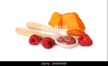 Babynahrung. Löffel mit leckerem Püree und Zutaten auf weißem Hintergrund Stockfoto