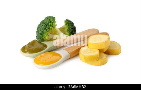 Babynahrung. Löffel mit leckerem Püree, Brokkoli und Banane auf weißem Hintergrund Stockfoto