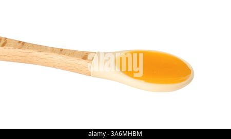 Babynahrung. Leckeres Püree in Löffel isoliert auf weiß Stockfoto