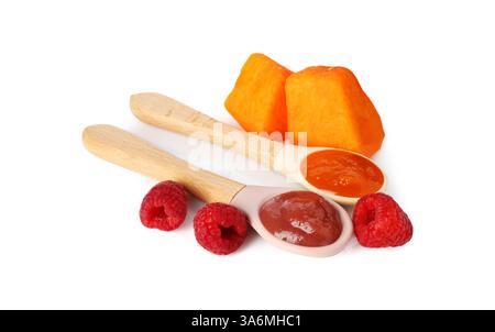 Babynahrung. Löffel mit leckerem Püree und Zutaten auf weißem Hintergrund Stockfoto