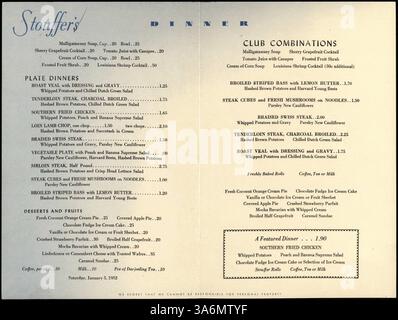 Dieses zweifach gefaltete Abendmenü von Stouffer's zeigt auf dem Cover eine Illustration der Stadt und enthält Vorspeisen, Hauptgerichte, Desserts und Getränke. Die Rückseite zeigt die Restaurants von Stouffer und bietet ein spezielles Dinner-Special. Stockfoto