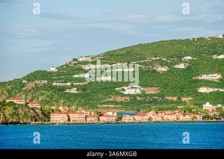 Philipsburg Sint St. Saint Maarten, Great Bay, Fort Amsterdam, Cay Hill, Residenzen am Hügel, Küstenresort, Strandgebäude, felsige Küste, tropische Küste Stockfoto