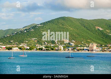 Philipsburg Sint St. Saint Maarten, Great Bay, Sentry Hill, Cole Bay Hill, Cay Hill, Fort Hill, hügelige Landschaft, Küstenstadt, Strandgebäude, Segelboote Stockfoto