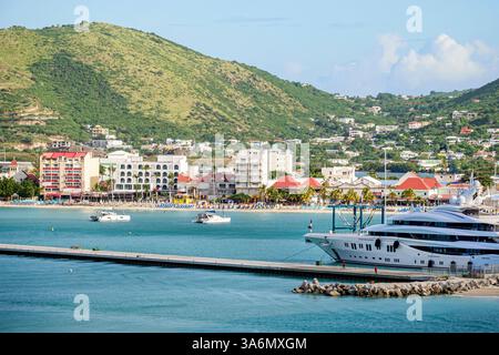 Philipsburg Sint St. Saint Maarten, Great Bay, Kreuzfahrthafen, Sentry Hill, Cole Bay Hill, Bobby's Marina, Hafenviertel, Küstenstadt, Yachthafen mit Yachten, Stockfoto