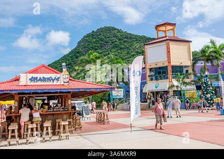 Philipsburg Sint St. Saint Maarten, Great Bay, Kreuzfahrthafen, Harbour Harbor Point Village, Sharky's Bar, Carib Beer, Open-Air Bar, Sitzplätze im Freien, Touristensho Stockfoto
