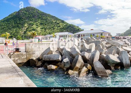 Philipsburg Sint St. Saint Maarten, Great Bay, Kreuzfahrthafen Pier, Pelican Hill, Wellenbrecher Zementtetrapoden, Küstenschutz, Hafeninfrastruktur, Wasserfall Stockfoto