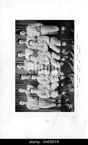 Diese Ausgabe des Jahrbuchs „The Cardinal“ von der East High School von 1922 dokumentiert die Schülerschaft, die Fakultät, die sportlichen Veranstaltungen und die wichtigsten Schulaktivitäten des Schuljahres 1921-1922 in Minneapolis. Stockfoto