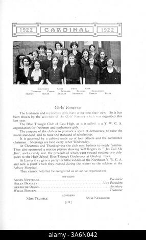 Die Ausgabe 1922 des Jahrbuchs „The Cardinal“ der East High School dokumentiert das Leben der Schüler, die Leichtathletik, die Fakultät, die Clubs und die Veranstaltungen des Schuljahres 1921-1922 in Minneapolis. Stockfoto