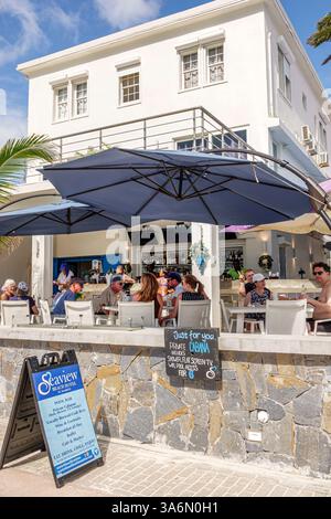 Philipsburg Sint St. Saint Maarten, Boardwalk, Great Bay Public Beach, Seaview Beach Hotel, Außenansicht des Hotels, Restaurant, Café Bar, Terrasse, Bar im Freien Stockfoto