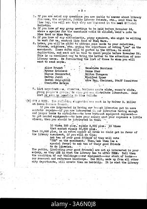 Das offizielle Bulletin der Minneapolis Public Library 1948 wurde entwickelt, um die Mitarbeiter über aktuelle Informationen zu internen Abläufen, Mitarbeiterkommunikation und Änderungen des Bibliotheksdienstes auf dem Laufenden zu halten. Stockfoto