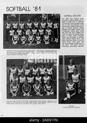 Dieses 1982 Warrior Yearbook der Hopkins Eisenhower High School dokumentiert die wichtigsten akademischen, sportlichen und außerschulischen Momente des Schuljahres 1981-1982. Stockfoto